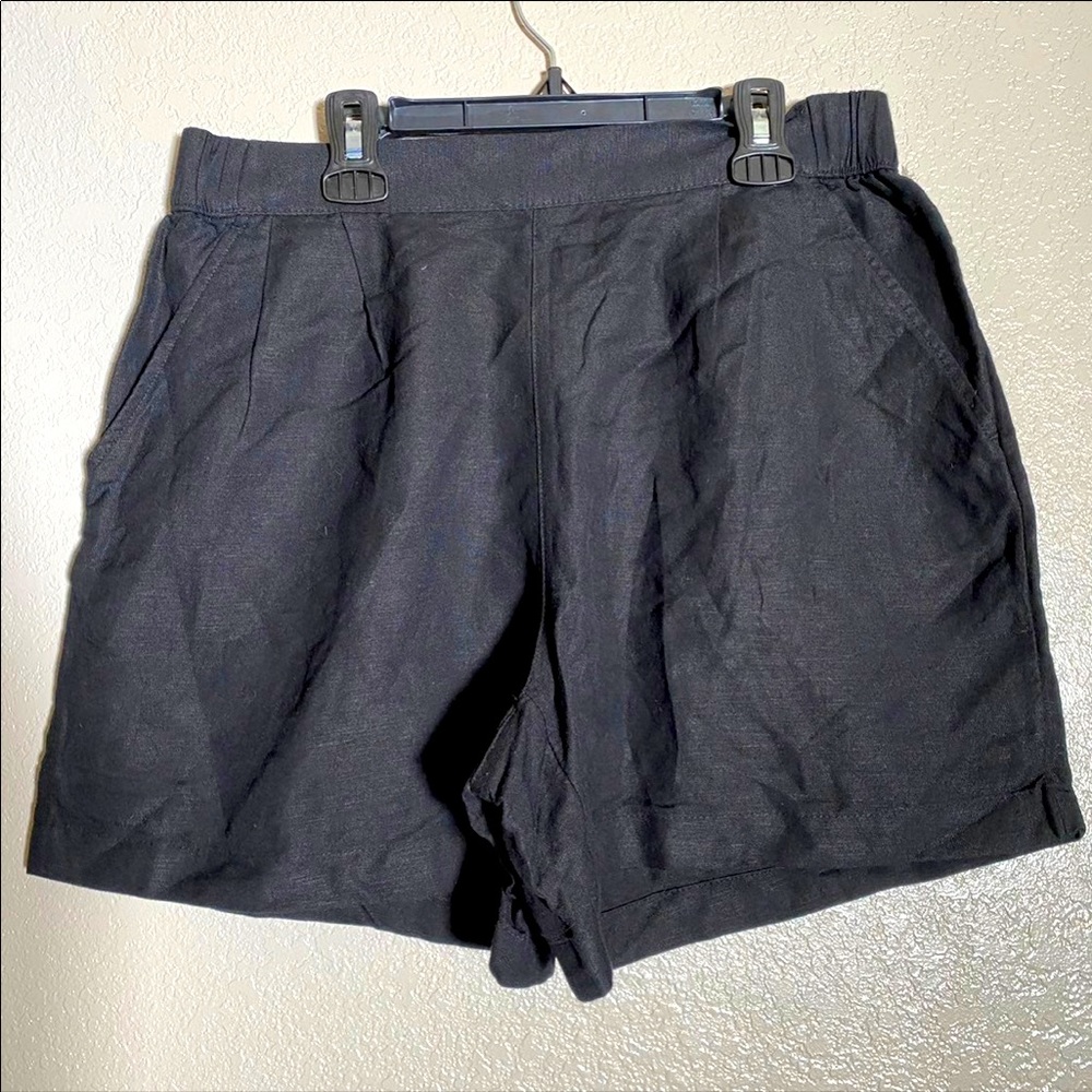 Women’s Medium ** Black Pull on shorts ** NWT